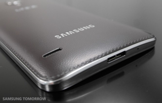 Illustration for article titled Era real: este es el primer móvil de Samsung con pantalla curvada